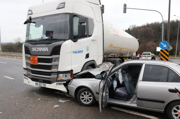 Bolu'da facianın eşiğinden dönüldü! LPG yüklü tanker otomobille çarpıştı
