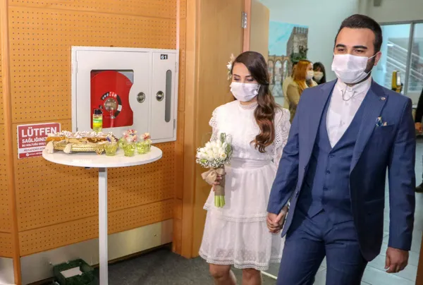 koronavirus-nedeniyle-nikah-sekerinin-yerini-kolonya-aldi-tanesi-8-tl-haftada-150-sise-hazirliyorlar-1617094527252.jpg Koronavirüs nedeniyle nikah şekerinin yerini kolonya aldı! Tanesi 8 TL! Haftada 150 şişe hazırlıyorlar-5