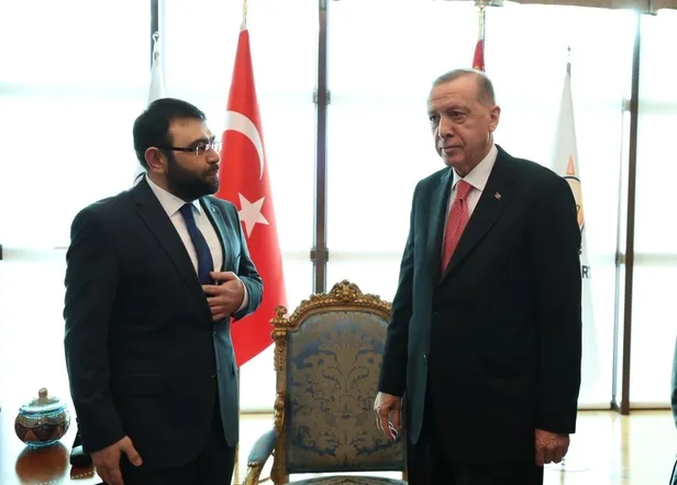 rozeti-baskan-erdogan-takti-osmanliya-saldiran-tunc-soyere-haddini-bildiren-emre-ustaosmanoglu-ak-partiye-kati-1674047296875.jpeg Rozeti Başkan Erdoğan taktı! Osmanlı'ya saldıran Tunç Soyer'e haddini bildiren Emre Ustaosmanoğlu AK Parti'ye katıldı-1