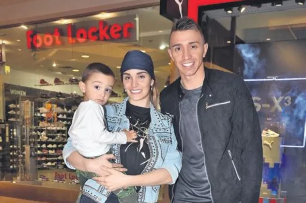 YIldız kaleci Muslera ailesiyle alışverişte görüldü