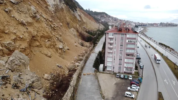 isparta-egirdirde-14-blok-210-dairede-oturanlar-korku-icinde-heyelan-tehlikesi-altinda-yasiyorlar-1645776840998.jpg Isparta Eğirdir'de 14 blok 210 dairede oturanlar korku içinde! Heyelan tehlikesi altında yaşıyorlar-3