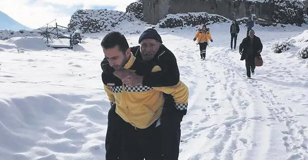 Kayseri’de fenalaşan hastayı sırtında taşıyan Hacı Hasan Durmuş takdir topladı