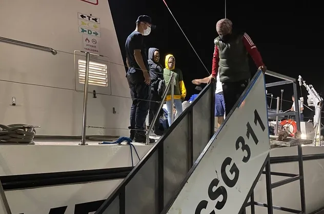 İzmir açıklarında 32 göçmen yakalandı