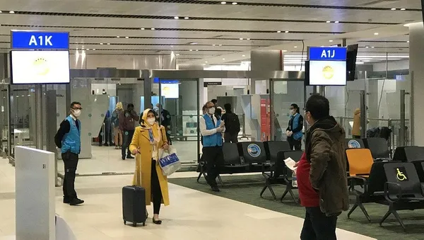 londradan-istanbula-gelen-yolculara-mutasyon-riski-nedeniyle-havalimaninda-koronavirus-testi-yapildi-1608512794515.jpeg Londra'dan İstanbul'a gelen yolculara mutasyon riski nedeniyle havalimanında koronavirüs testi yapıldı-4