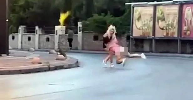 Antalya’da mini etekli iki kadın saç saça baş başa birbirine girdi! Yarı çıplak halde birbirlerine saldırdılar
