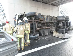 Beykoz’da meyve suyu yüklü kamyon devrildi