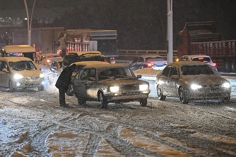 Ankara'da akşam saatlerinde başlayan kar yağışına yolda yakalanan sürücüler, zor anlar yaşadı. (AA)