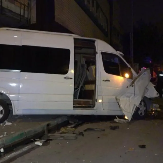 Minibüs iş yerine girdi: 1 ölü, 4 yaralı