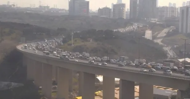 İstanbul TEM'de zincirleme kaza! Ankara istikameti trafiğe kapandı-1