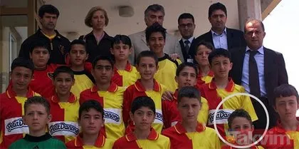 Fatih Terim’in yanındaki Galatasaray formalı bu çocuk kim? Şimdilerde herkes onu konuşuyor! Onunki bir başarı hikayesi...