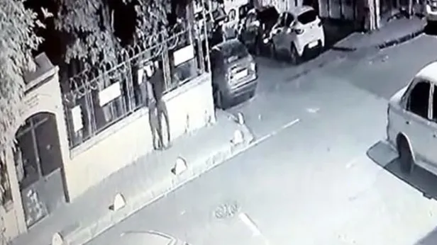 İstanbul Fatih'te alçak provokasyon: Bir kişi hadis-i şerif yazılı kağıtları yırtıp kaçtı-1