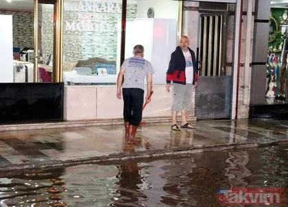 İzmir yine bildiğimiz gibi! Sağanak yağış sonrası sokaklar göle döndü