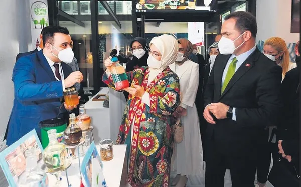 Başkan Erdoğan, yoğun programının ardından vatandaşlarla birlikte dondurma yedi-2