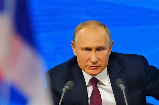 Ukrayna’ya askeri harekat başlattığı için eleştirinin hedefinde olan Putin’den ABD ve NATO’ya sert sözler! Rus tanklarında Sovyet bayrağı
