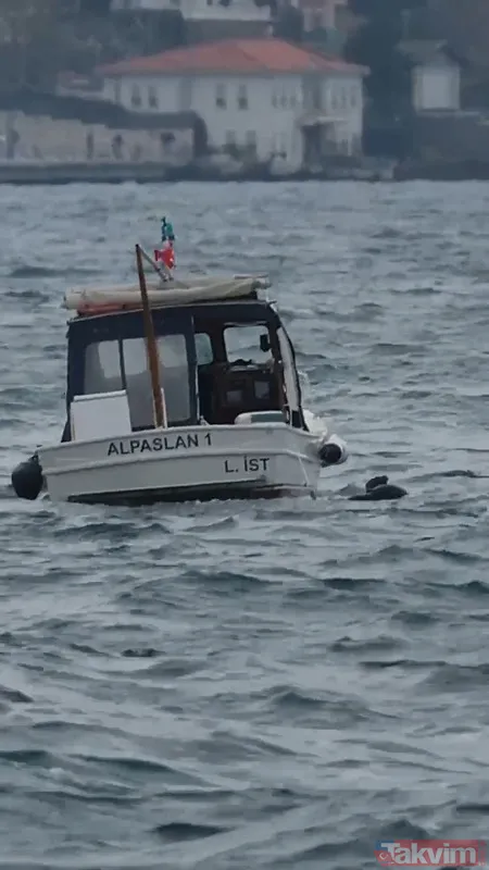 Üsküdar'da denize düşen balıkçıyı diğer teknedekiler kurtardı - 7