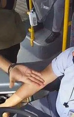 Yolcuya maske bıçağı