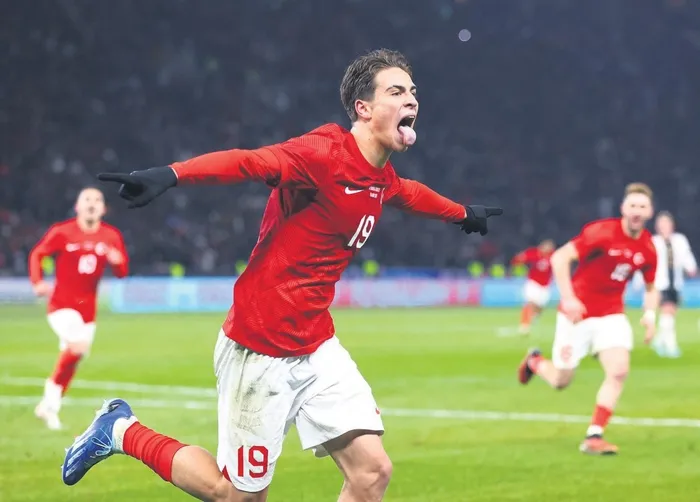 havada-ask-kokusu-var-aleyna-kalaycioglu-kenan-yildizi-yakin-markaja-aldi-1701814463969.jpeg Radara girdi! Aleyna Kalaycıoğlu, Kenan Yıldız'ı yakın markaja aldı-3