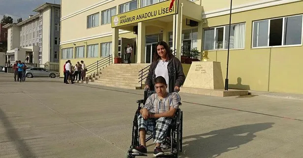 250 bin mavi kapakla okul arkadaşına tekerlekli sandalye aldı