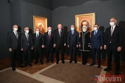 Başkan Erdoğan’dan Fatih Sultan Mehmet Han ve İstanbul’un fethi tablosu önünde tarihi fotoğraf