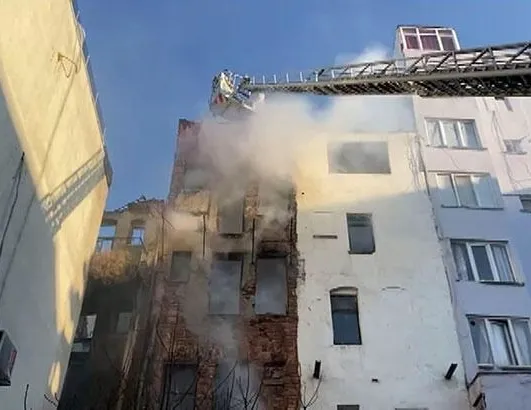 4 katlı metruk bina alev alev yandı