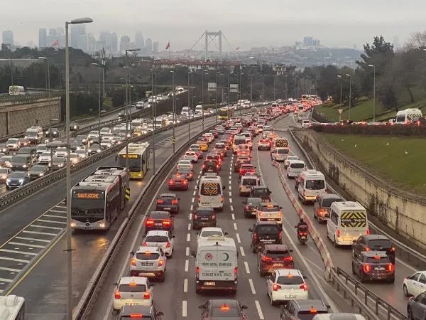 SON DAKİKA: Kısıtlama sonrası haftanın ilk iş günü İstanbul'da trafik yoğunluğu-4