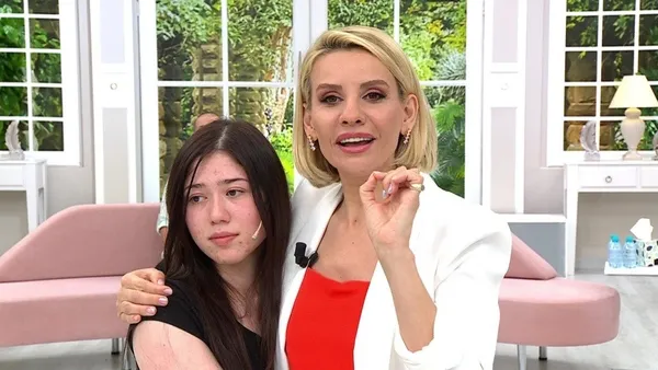 ayse-seymaya-esra-erolda-buyuk-surpriz-seyirci-tek-yurek-oldu-genc-kiz-gozyaslarina-boguldu-1653668309182.jpg Ayşe Şeyma’ya Esra Erol’da büyük sürpriz! Seyirci tek yürek oldu genç kız gözyaşlarına boğuldu-5