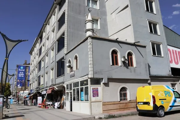 turkiyenin-en-ilginc-camilerinden-babasinin-vasiyeti-uzerine-binadaki-iki-dukkani-camiye-cevirdi-1630676354806.jpg Türkiye'nin en ilginç camilerinden! Babasının vasiyeti üzerine binadaki iki dükkanı camiye çevirdi-7