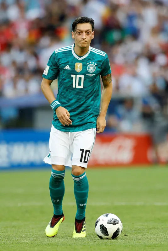 Alman holiganlar Mesut Özil'e saldırdı - 4