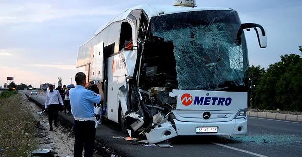 Amasya'da yolcu otobüsü TIR'a çarptı-1