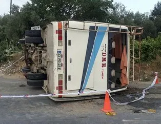 Mersin’de işçileri taşıyan midibüs devrildi