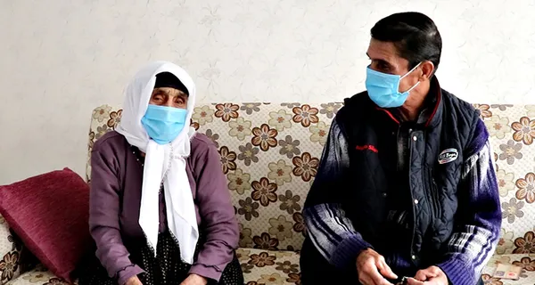 102-yasindakisahidenine-koyden-getirdigi-sut-bal-kaymakpekmez-uzum-surubu-tereyagi-sayesinde-koronavirusu-yendi-1610463091685.jpg 102 yaşındaki Şahide nine, köyden getirdiği süt, bal, kaymak, pekmez, üzüm şurubu, tereyağı sayesinde koronavirüsü yendi-6