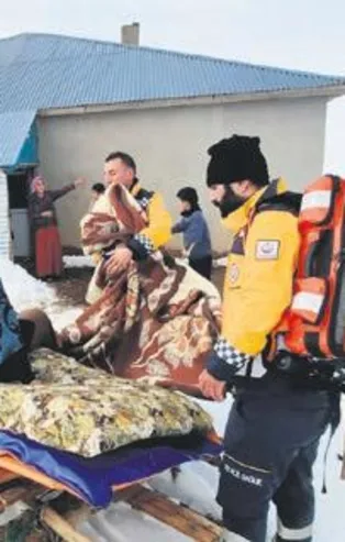Erzurum sağlık ekibi, atla geldikleri köydeki hastayı kızakla götürdü