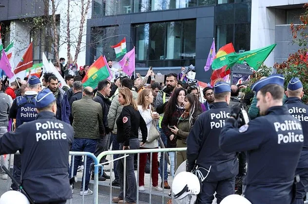 Takvim.com.tr PKK parmağına dikkat çekmişti! Brüksel'deki 'Mahsa Emini' gösterilerinde PJAK paçavraları: Dublin'den özel görüntüler