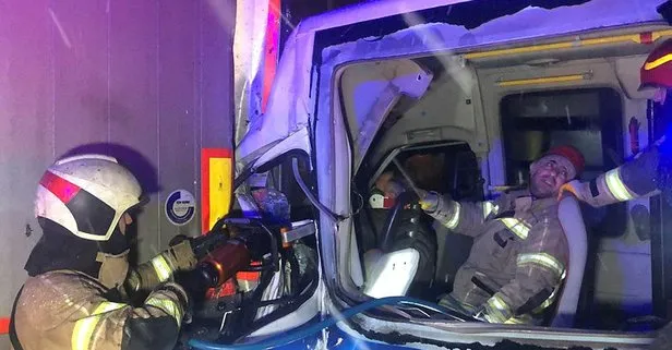 Bursa’da yolcu minibüsü kayganlaşan yolda tıra arkadan çarptı: 4 yaralı
