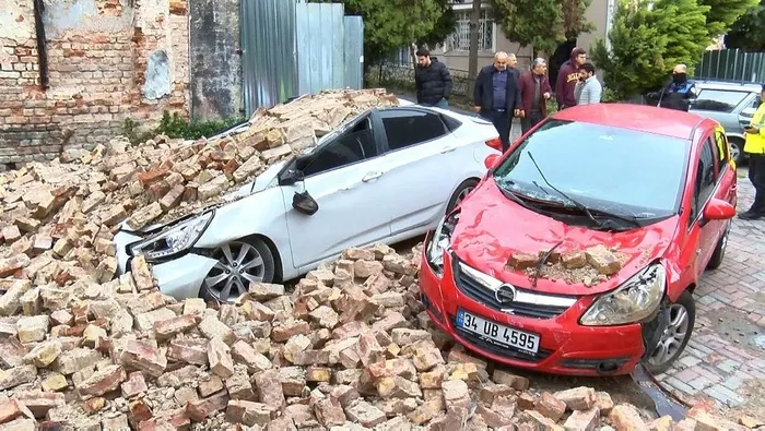 turkiye-firtina-ve-yagis-etkisinde-agaclar-devrildi-tekneler-batti-seferler-iptal-edildi-istanbul-izmir-antaly-1700992215957.jpeg Türkiye fırtına ve yağış etkisinde! Ağaçlar devrildi, tekneler battı, seferler iptal edildi... | İstanbul, İzmir, Antalya'da son durum-2