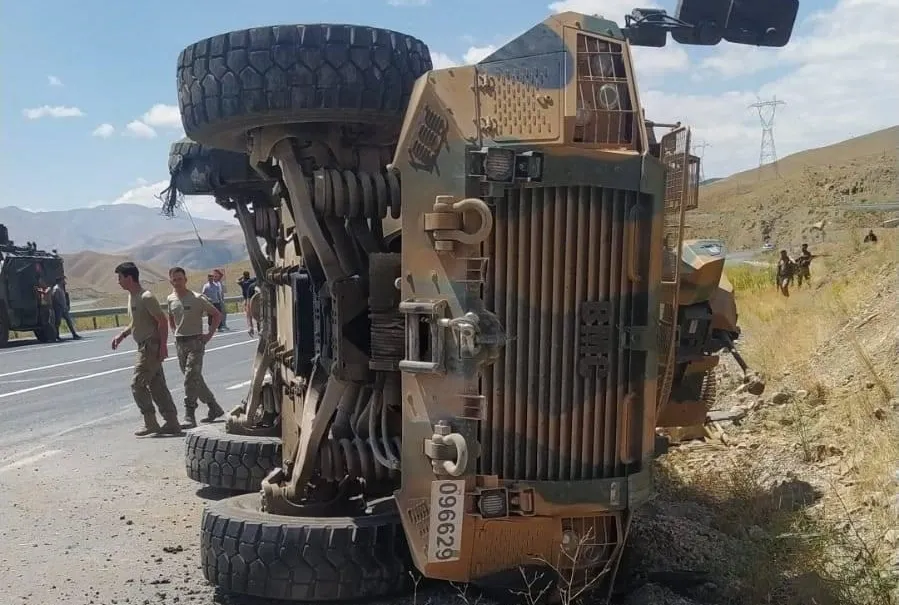 Askeri araç devrildi: 6 asker yaralı