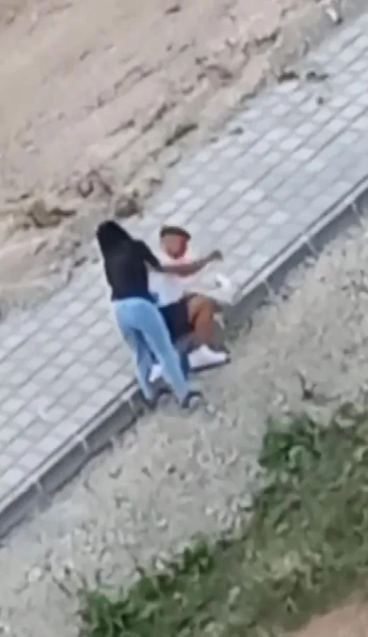 bu-kez-kadindan-erkege-siddet-genc-kiz-kaldirimda-oturan-erkegi-tokatlayip-dovdu-seni-oldururum-1651389824476.jpg Bu kez kadından erkeğe şiddet! Genç kız kaldırımda oturan erkeği tokatlayıp dövdü: Seni öldürürüm-2