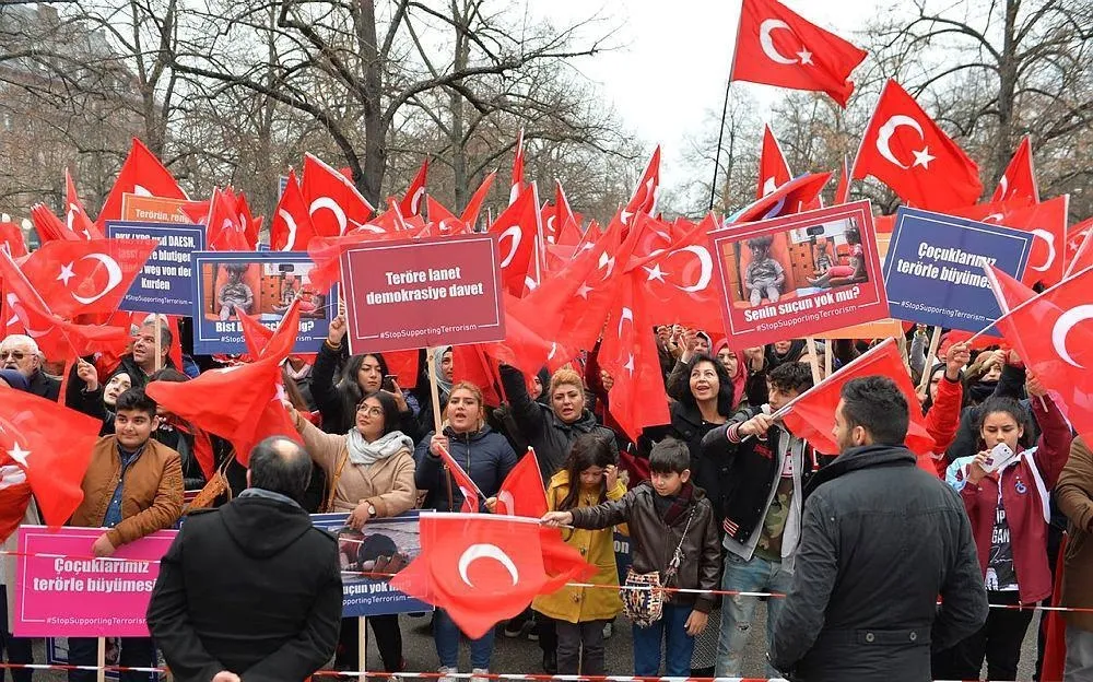 Avrupa'daki Türkler teröre karşı meydanlarda-4