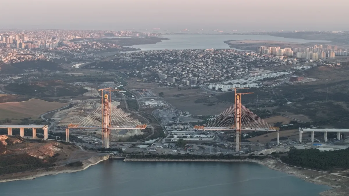 Kanal İstanbul’un ilk köprüsünde 250 tonluk operasyon... Sazlıbosna'da milimetrik hamle
