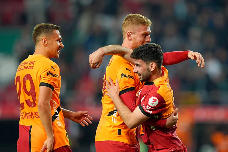 Galatasaray'dan şaşırtacak transfer! Okan Buruk oyun beynini buldu - 5