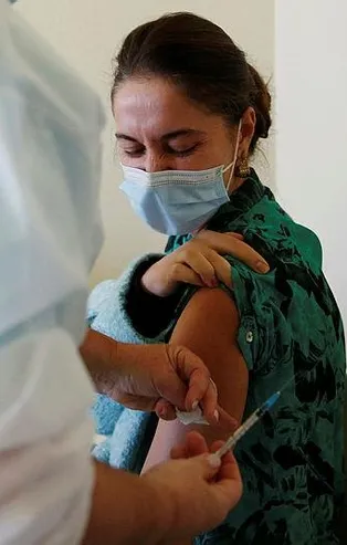 Koronavirüs vaka sayılarının Türkiye'de 15 binin altına düşmesi ne anlama geliyor? Çin'de vakaların artması süreci nasıl etkileyecek?