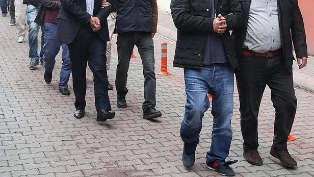 SON DAKİKA: İzmir'de FETÖ operasyonu: 132 şüpheli hakkında gözaltı kararı verildi-2