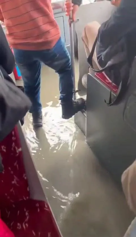 kucukcekmecede-iett-otobusunu-su-basti-yolcular-ayakta-durmakta-zorlandi-1702738110556.jpeg İstanbul'u sağanak yağış vurdu! Araçlar yollarda mahsur kaldı | İETT otobüsünü su bastı: Yolcular ayakta durmakta zorlandı-7
