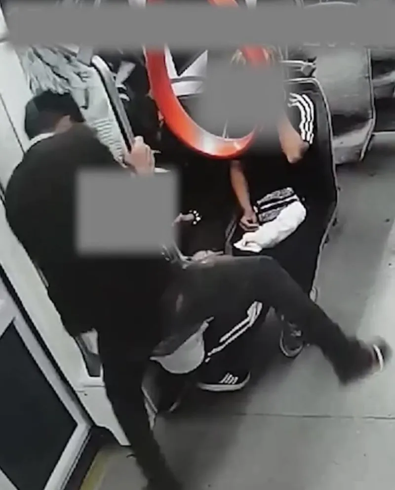 13-yasinda-39-suc-kaydi-var-tramvay-tutamaklarini-kesen-cocuklar-yakalandi-1738598210067.jpeg KAYSERİ'DE YOLCULUK YAPTIKLARI TRAMVAYIN TUTAMAKLARINI KESİP CAMLARINI KAFA ATARAK KIRAN 2 ÇOCUK YAKALANDI. ÇOCUKLARDAN BİRİNİN HENÜZ 13 YAŞINDA 39 SUÇ KAYDI BULUNDUĞU ÖĞRENİLDİ. (İHA)