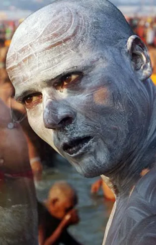 Hindistan'da günahlarından böyle arınıyorlar!