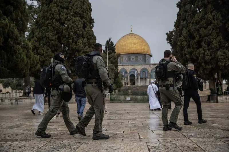isgalci-israil-mescid-i-aksayi-acmaya-hazirlandiklarini-duyurdu-yine-polis-yigacaklar-1775679959945.jpeg İşgalci İsrail Mescid-i Aksa'yı açmaya hazırlandıklarını duyurdu: Yine polis yığacaklar!-1