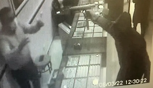 Çalıntı araçla milyonluk gasp! İstanbul’da milyonluk kuyumcu soygununun yeni görüntüleri ortaya çıktı-2