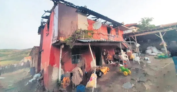 Manisa'da bunalıma giren baba evi ateşe verdi! Kendi öldü eşi ve çocukları ise yaralı
