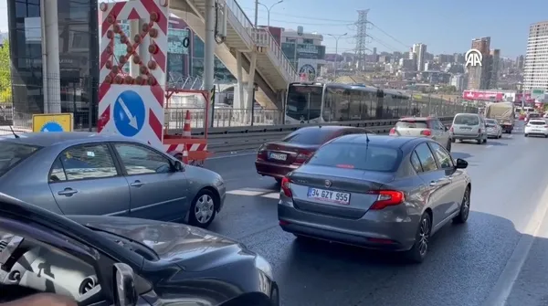 Son dakika: İş bilmez İBB yine vatandaşı çileden çıkardı! Gündüz yapılan metrobüs yolu bakım çalışması trafiği daha da artırdı-3
