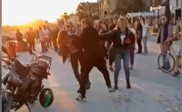 Büyükçekmece'de motosiklet gerginliği! Çocuğuma çarpacaktın deyip kadını darbetti-2